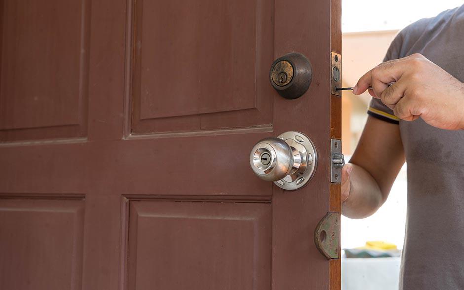 changer serrure de porte Louvres