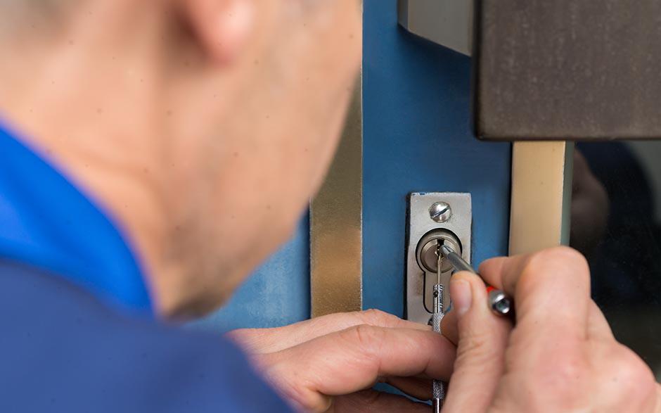 changer serrure de porte Louvres